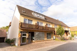 big_Strassenansicht20Gruner20Baum203